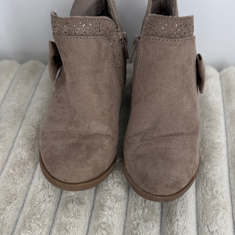 SO Taupe Suede Bow Ankle Boots - girls size 13 - Picture 4 of 11